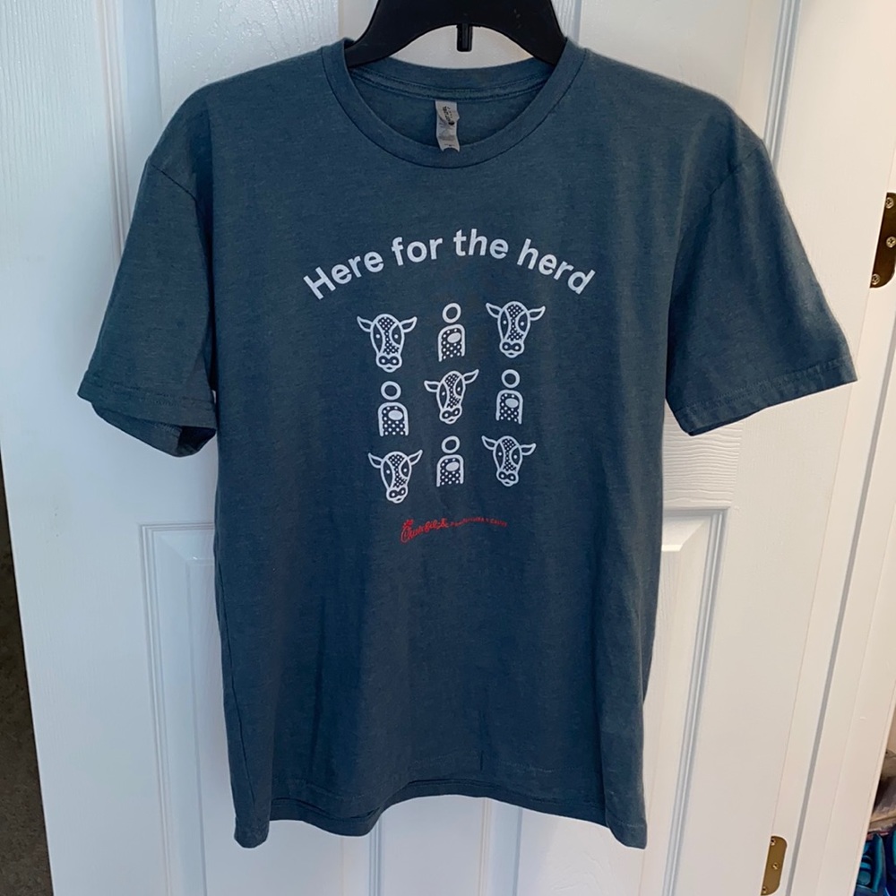 Chick-fil-A t shirt! 2023!❤️🤍🐮